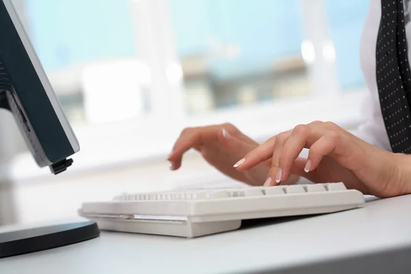 Frauenhände liegen auf der Tastatur — Stockfoto