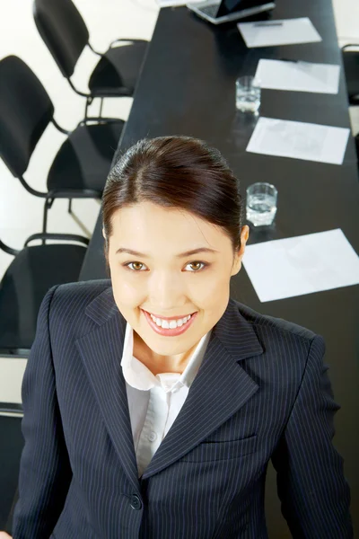 Kvinna i konferenslokal — Stockfoto
