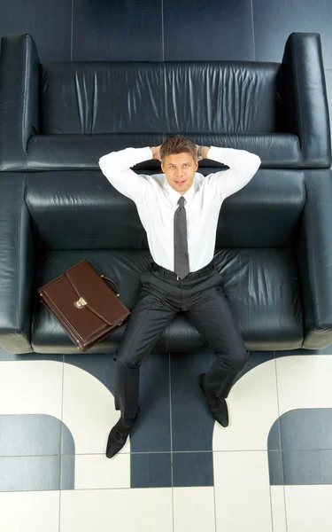 Uomo d'affari sul divano — Foto Stock