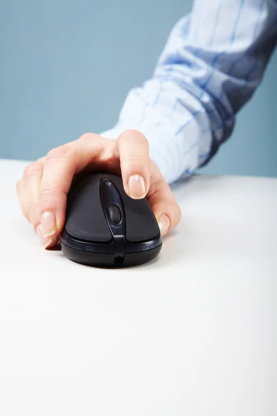 Handen på musen — Stockfoto