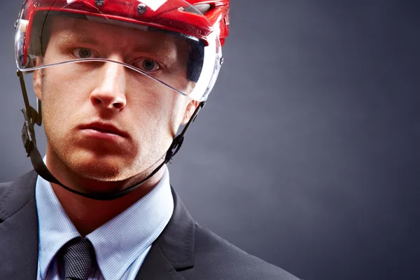 Homme au casque de hockey — Photo