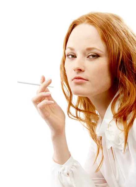 Vrouw met sigaret — Stockfoto