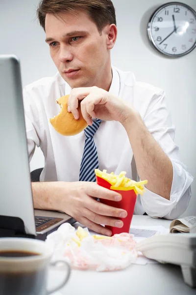 Comer en el trabajo — Foto de Stock
