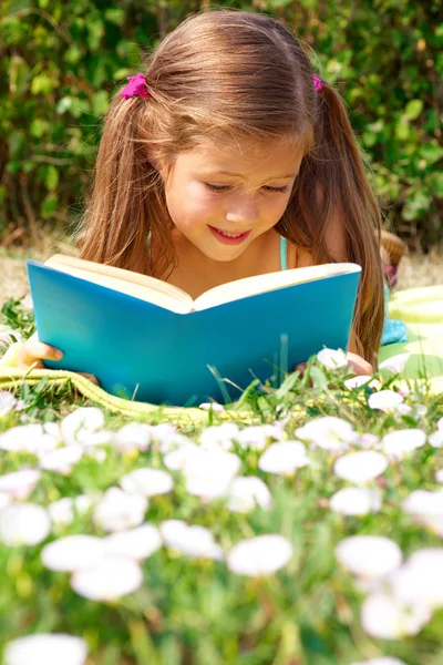 Читання дівчина — стокове фото
