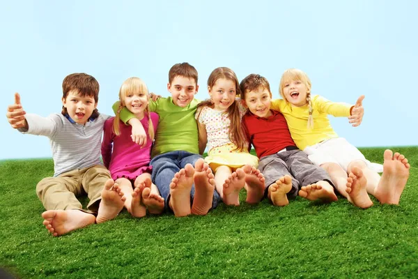 Bambini su erba — Foto Stock