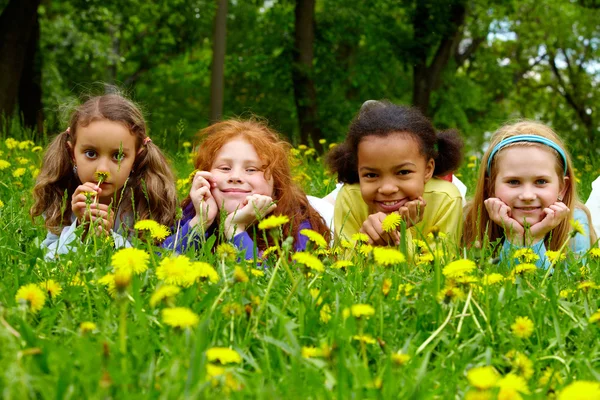 Les filles dans l'herbe — Photo