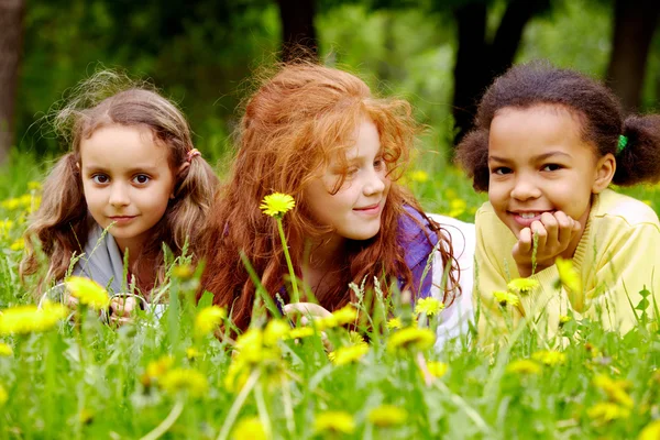 Meninas na grama — Fotografia de Stock