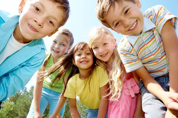 Fünf glückliche Kinder — Stockfoto