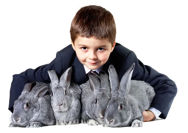 Ragazzo con i conigli — Foto Stock