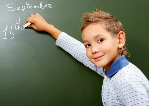 Мальчик на доске — стоковое фото