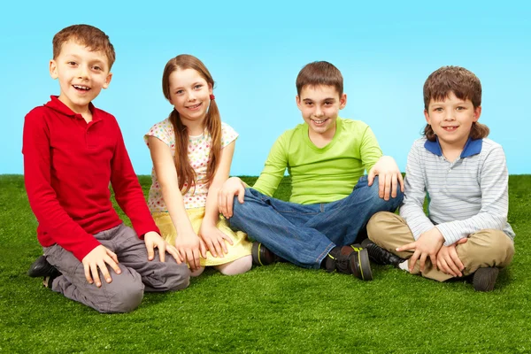 Dzieci na trawie — Zdjęcie stockowe