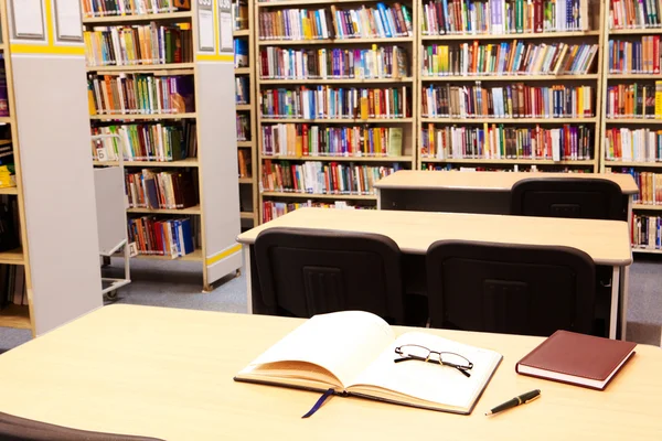 Werkplek in bibliotheek — Stockfoto