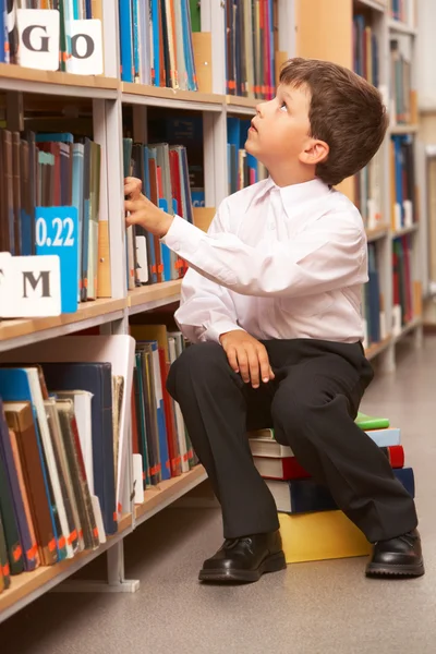 Alumno en la biblioteca — Foto de Stock