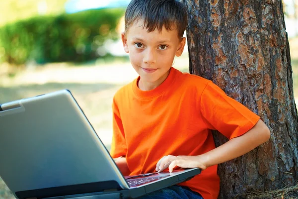 男孩用的笔记本电脑 — 图库照片