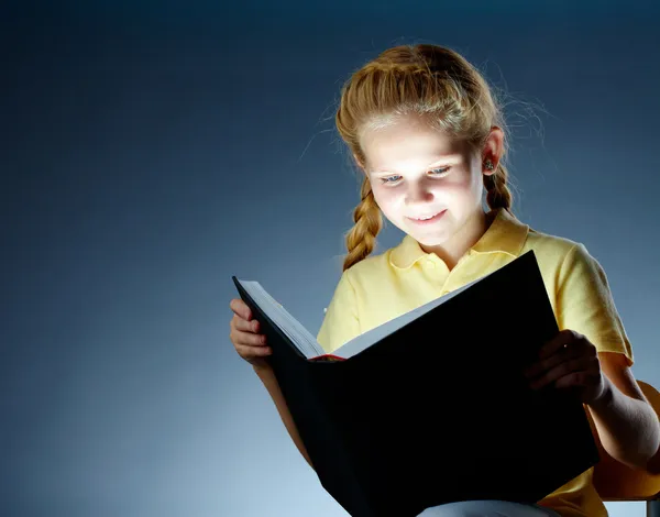 Дитина читання — стокове фото