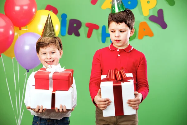 Chlapci s dárky — Stock fotografie
