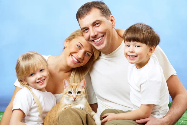 Familj med sällskapsdjur — Stockfoto