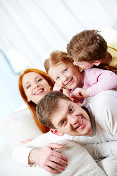 Ontspannende familie — Stockfoto