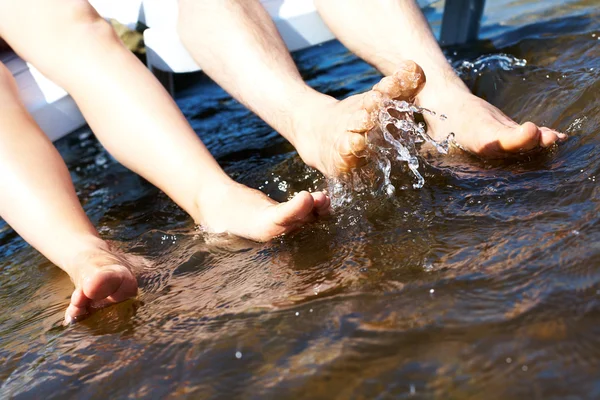 Fröccsenő víz lábak — Stock Fotó