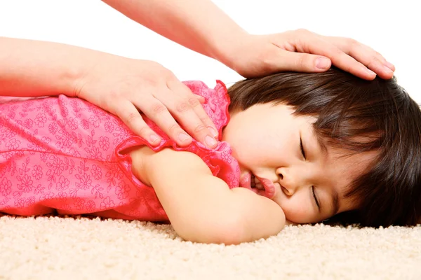 Mors händer röra hennes sovande dotter — Stockfoto