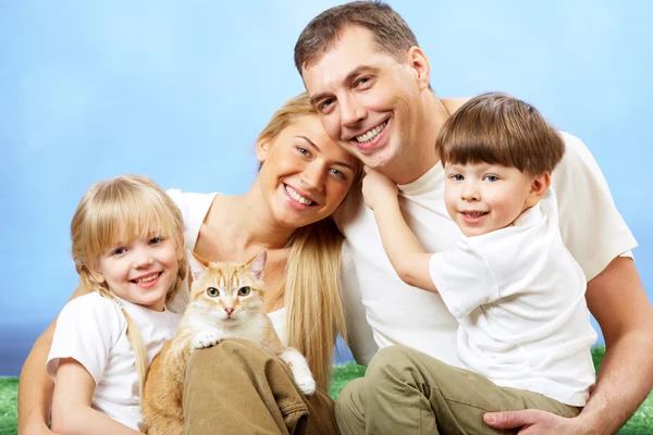 Familj med sällskapsdjur — Stockfoto