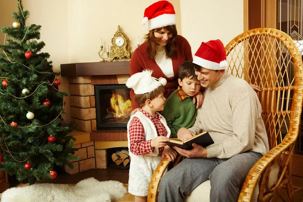 Чтение рождественских сказок — стоковое фото