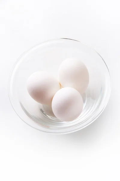Яйца в миске — стоковое фото