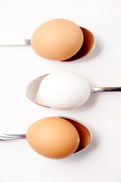 Ovos em colheres — Fotografia de Stock