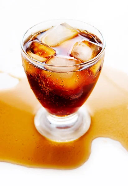 氷でコカ ・ コーラ — ストック写真