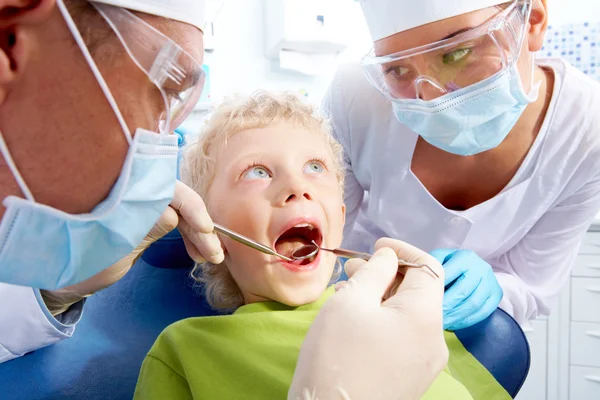 Стоматологическое обследование — стоковое фото