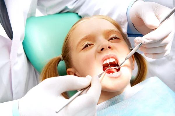 Дитина в стоматології — стокове фото