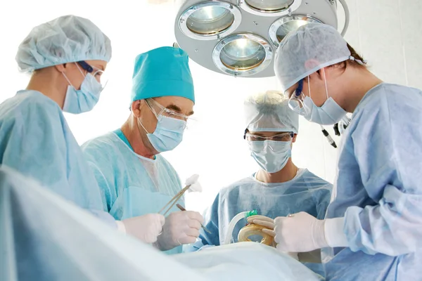Cirujanos en el trabajo — Foto de Stock