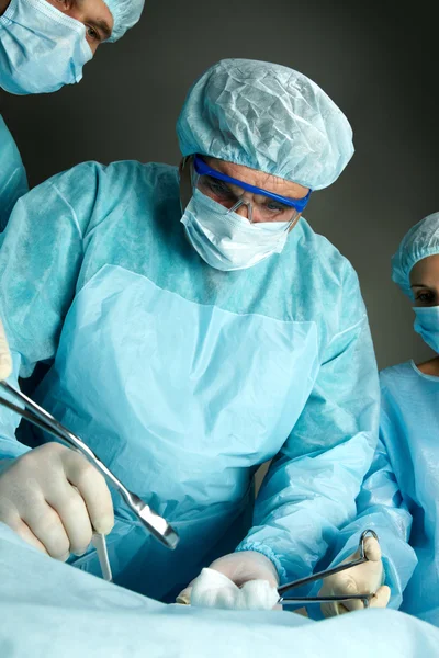 Хірурги, які працюють — стокове фото
