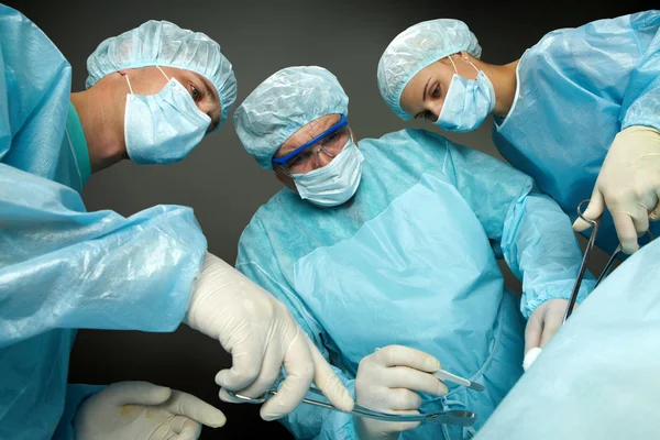 Chirurgové působící — Stock fotografie