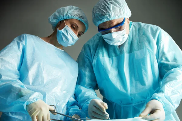 Cirurgiões ocupados — Fotografia de Stock