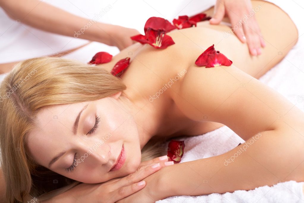 Сексуальная девушка делает очаровательный массаж