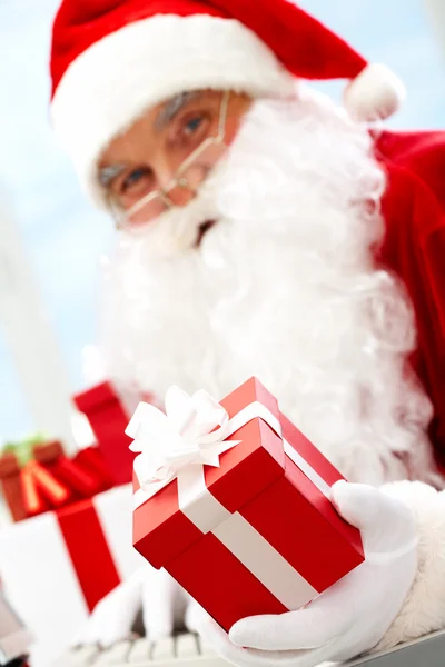 Santa met geschenkdoos — Stockfoto