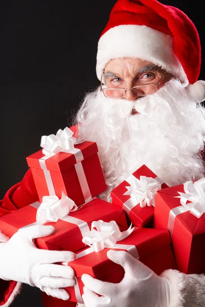 Санта с коробками подарков — стоковое фото