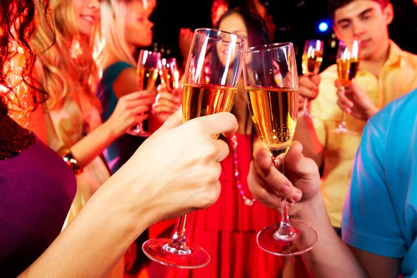 Sakiewkach brzęczały szklanki z szampanem — Zdjęcie stockowe