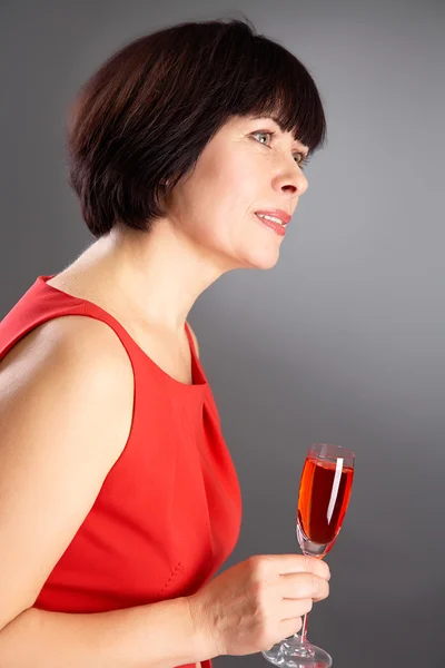 赤ワインを持つ女性 — ストック写真