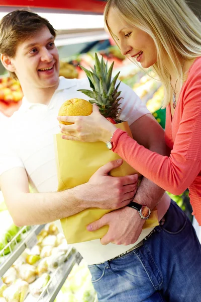 Paar im Supermarkt — Stockfoto