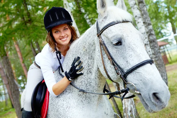 Vrouw op paard — Stockfoto