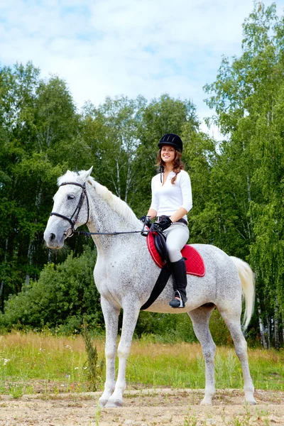 말에 여자 — 스톡 사진