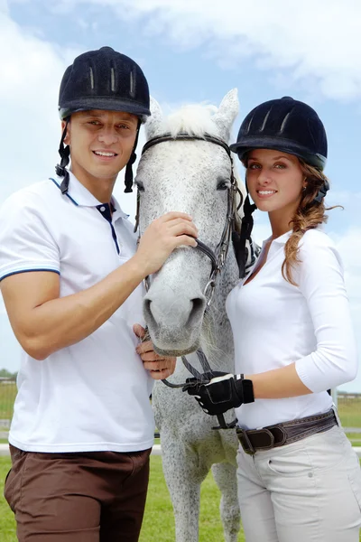 Couple et cheval — Photo