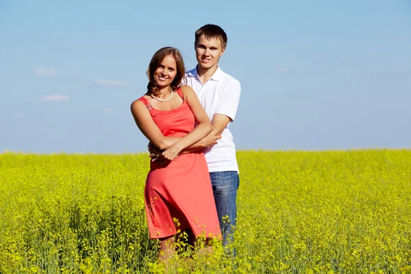 Couple in meadow — Stock Photo, Image