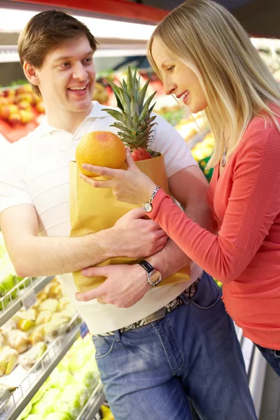 Buying fruits — Stock Photo, Image