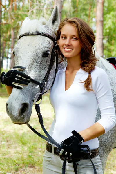 Dziewczyna i koń — Zdjęcie stockowe