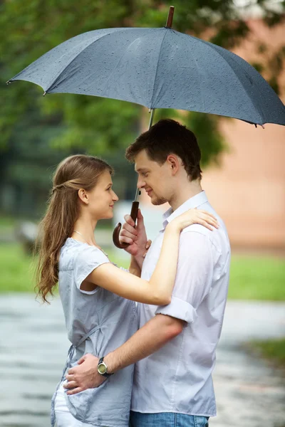 Liefde in de regen — Stockfoto