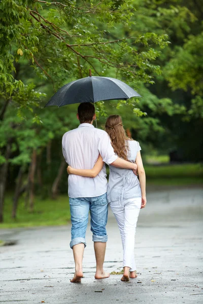 Camminare sotto la pioggia — Foto Stock