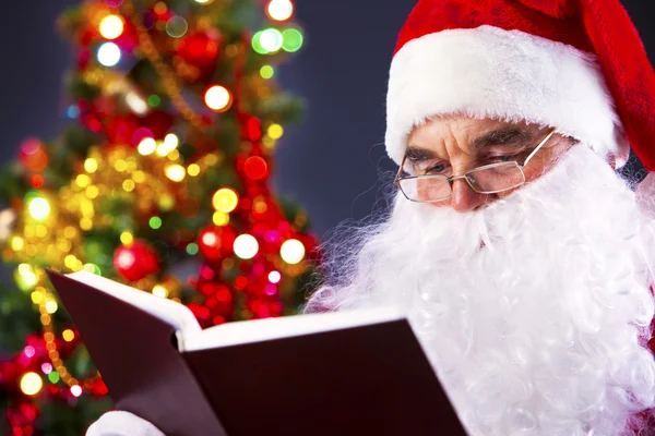 读一本书的圣诞老人 — 图库照片